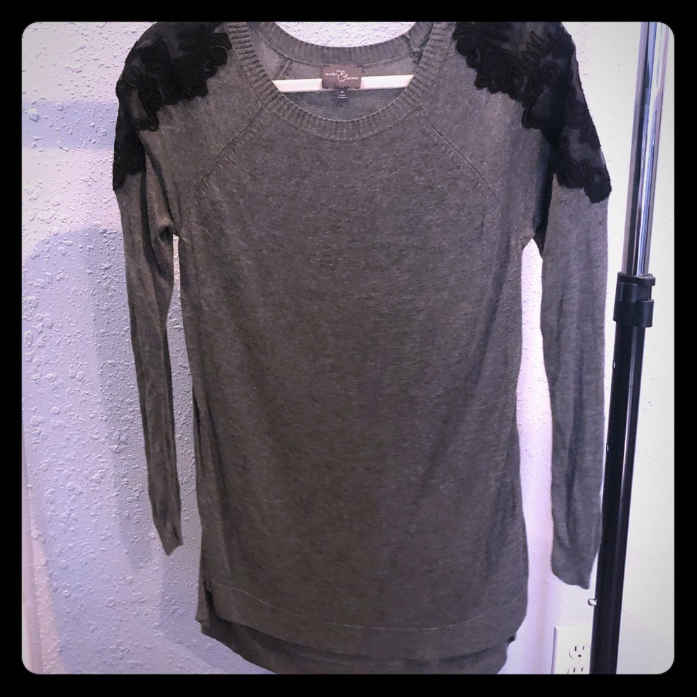 Market & Spruce grey top w/ lace shoulder. Medium
